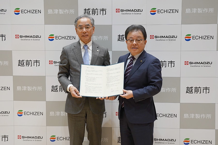 From left: Yasunori Yamamoto, President of Shimadzu Corporation; Kenichi Yamada, Mayor of Echizen City