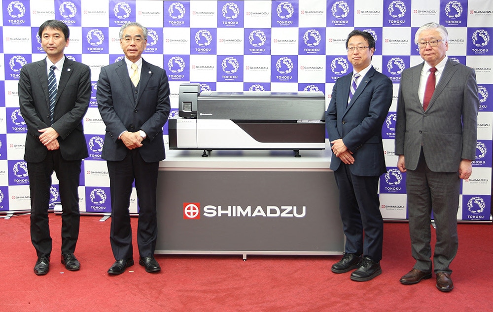 From the left are Ryo Yamaguchi (Healthcare Solutions Unit, Solutions Center of Excellence, Analytical & Measuring Instruments Division) and President & CEO Yasunori Yamamoto of Shimadzu Corporation, Tohoku University Director Tsuyoshi Tohyama (in charge of enterprise partnerships), and Tohoku University Professor Takaaki Akaike from the Graduate School of Medicine.