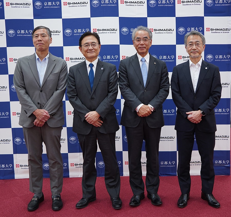 From the left, Koji Murota, Deputy Executive Director of Kyoto University and Director-General, Office of Institutional Advancement and Communications; Dr. Nagahiro Minato, President of Kyoto University; Yasunori Yamamoto, President & CEO of Shimadzu Corporation; and Takahiro Nishimoto, CTO and Managing Executive Officer of Shimadzu Corporation