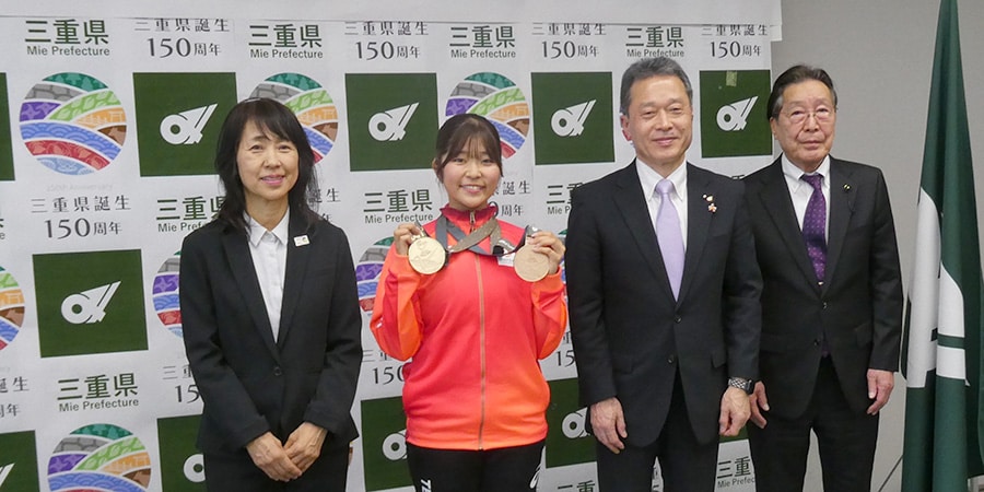 From left: Rina Komokata (second) and Mie Prefecture Governor Katsuyuki Ichimi (third)