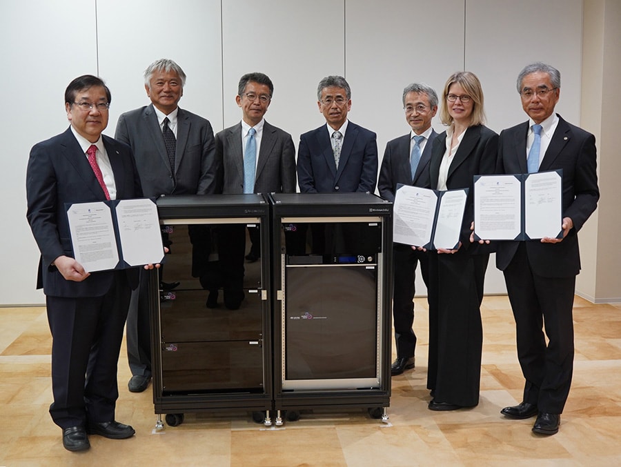 From the left, Dr. Makoto Gonokami, President, RIKEN ; Dr. Koichiro Tanaka, Director, RIKEN Center for Advanced Photonics (RAP) ; Prof. Hidetoshi Katori, Graduate School of Engineering, University of Tokyo / Team Director, Spacetime Engineering Research Team, RIKEN ; Dr. Takashi Usuda, Senior Executive Officer, National Institute of Advanced Industrial Science and Technology (AIST), Director of the National Metrology Institute of Japan (NMIJ), Secretary of the CIPM ; Takahiro Nishimoto, Managing Executive Officer&CTO, Shimadzu Corporation ; Dr. Annette Koo, Director, International Bureau of Weights and Measures (BIPM) ; Yasunori Yamamoto, President & CEO, Shimadzu Corporation