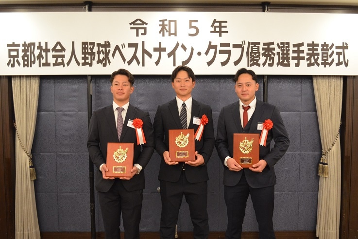从左至右：Zaiki、Makino、Yasui