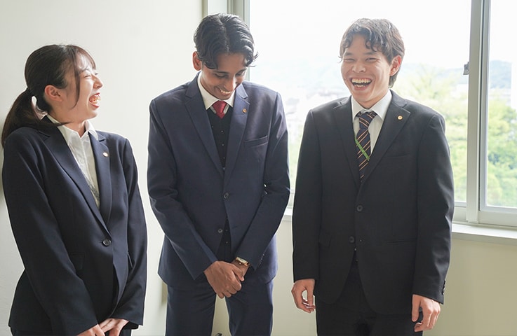 New employees after training. From the left, Nanaka Kanehara, Manas Anjalekar, and Yusuke Kita