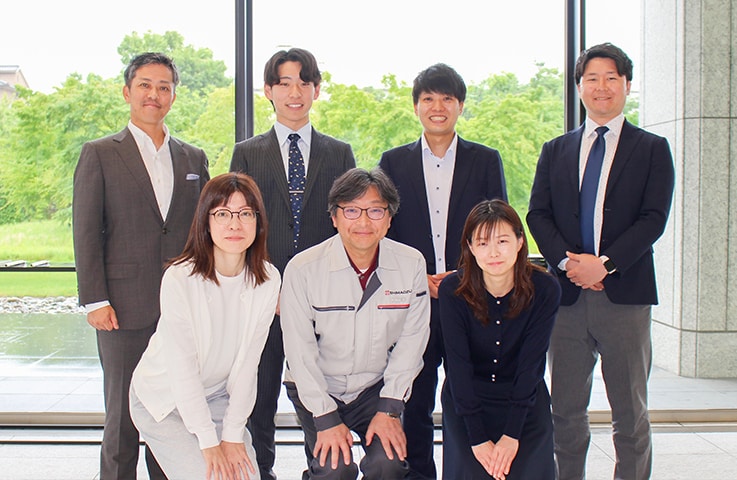 Staff at the Human Resources Department who manage the new employee training. In the center is Naoki Matsuda. In the back row on the far right is Yuki Nakamura, and to his right is Takayoshi Shiota. All three were in charge of the 2025 “Answers at Shimadzu.”