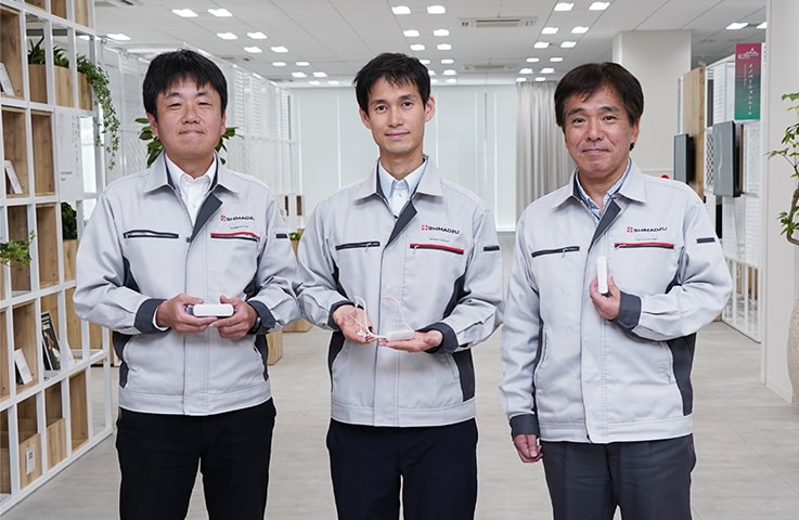 From the left, Manager Kenji Kimura, Koichi Murata, and Yoshitada Ito. Affiliated with the Startup Incubation Center, a department responsible for bridging the gap between development and business deployment