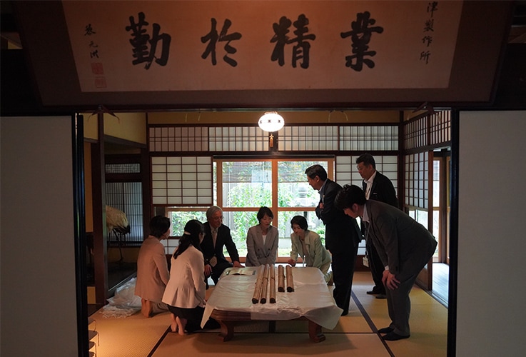 Those involved in donating the wall charts gathered in Shimadzu Genzo’s living room at the Shimadzu Foundation Memorial Museum