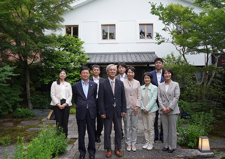 Front row, center left: Professor Emeritus Shin-ichiro Suye, University of Fukui; Front row, center right: Director Misako Kawakatsu, Shimadzu Foundation Memorial Museum