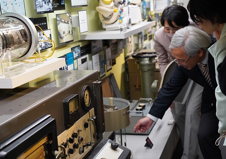 Professor Emeritus Suye explained the use of the direct-reading balance to his companions