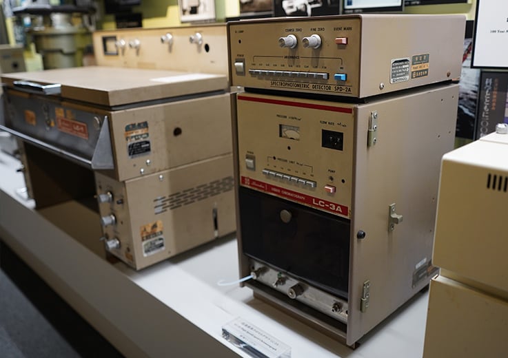 The LC-3A high-performance liquid chromatograph was a product that achieved constant flowrate liquid delivery by adopting a pump method that was unavailable in Japan at the time (Scientific Instrument Heritage No. 34)