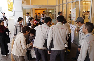 Employees wrote messages of support on a banner (at Shimadzu Corporation Head Office)
