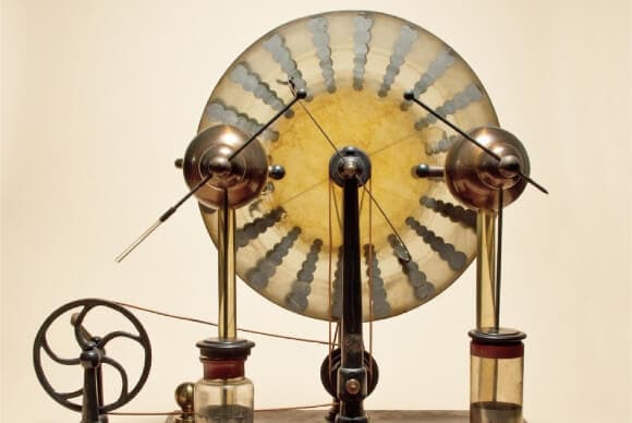 Wimshurst electrostatic generator