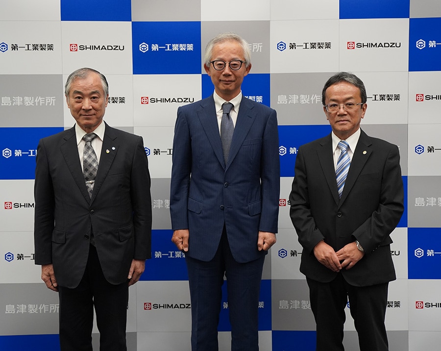 Da esquerda para a direita: Takashi Sakamoto, presidente e CEO da DKS; Shigeo Horie, M.D., Ph.D., professor do Departamento de Urologia da Faculdade de Medicina da Universidade Juntendo; e Teruhisa Ueda, presidente e CEO da Shimadzu Corporation.