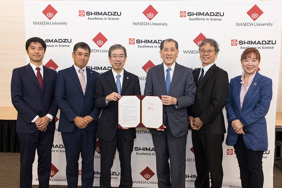 De izquierda a derecha: Tairo Ogura, gerente general del Departamento de Negocios de Ciencias de la Vida, Analytical & Measuring Instruments Division de Shimadzu; Masami Tomita, director ejecutivo y gerente general de Analytical & Measuring Instruments Division Shimadzu; Hiroto Itoi, director ejecutivo y director de Tecnología Shimadzu; el profesor Aiji Tanaka, presidente de la Universidad de Waseda; el profesor Yasuhiro Hayashi, director del Centro de Waseda para una Sociedad Carbono Neutral y profesor de la Facultad de Ciencias e Ingeniería de la Universidad de Waseda; la profesora Haruko Takeyama, directora asociada del Centro de Waseda para una Sociedad Carbono Neutral y profesora de la Facultad de Ciencias e Ingeniería de la Universidad de Waseda.