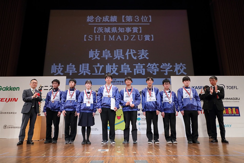 获得岛津奖的岐阜县队。最左边是岛津RIKA总裁Izumi Nakai