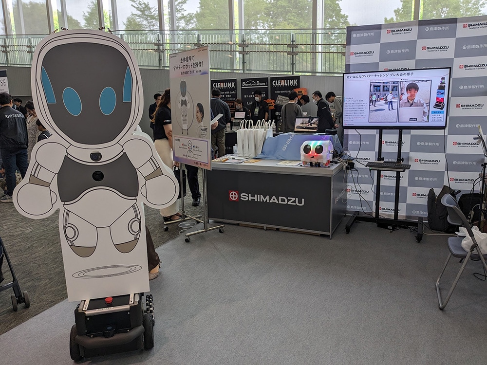 在 2024 年京都创客博览会上展出利用面部肌肉操作的机器人