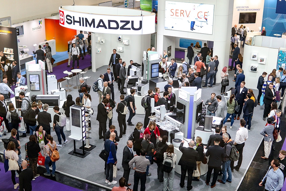 Many visitors came to Shimadzu's booth, which was about 200 square meters