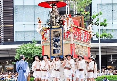 Funcionários do grupo Shimadzu participando como voluntários puxando os carros alegóricos no Festival de Gion