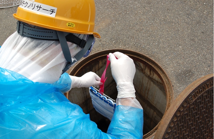 Installation d&#39;un dispositif de collecte des effluents dans un regard (Source : Shimadzu Techno-Research)