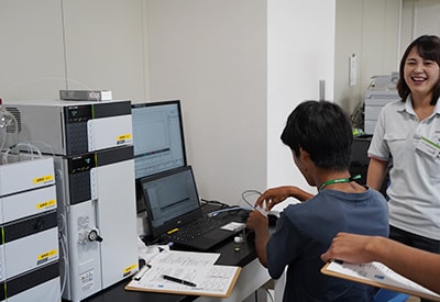 La quantité de caféine dans les boissons commerciales a été mesurée à l&#39;aide d&#39;un chromatographe liquide haute performance. L&#39;instructeur a illustré efficacement les méthodes d&#39;analyse.