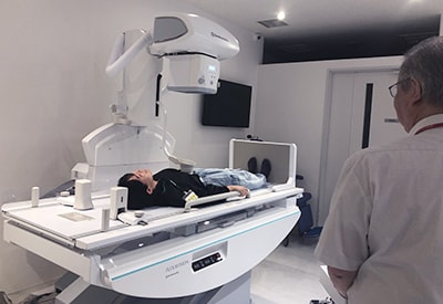 They experienced what it is like for a patient to lie down on the examination table in a fluoroscopy system.