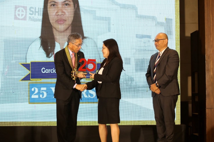 Garcia Thelma (center) received a commemorative plaque