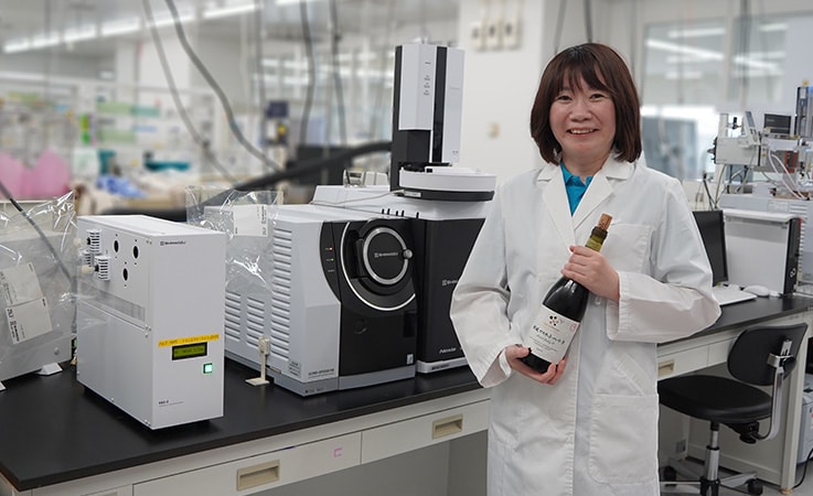 The photo shows Aroma Designer, a gas chromatograph mass spectrometer (GC-MS) specialized for aroma analysis.