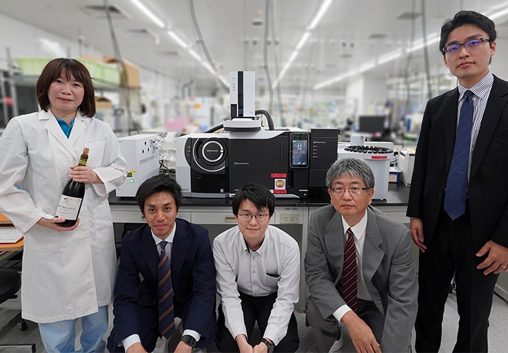 From the left, Kanako Sasaki of Kirin Holdings Company, Limited, Kazuhiro Kawamura, Yu Nagao, and Motoo Kinoshita of Shimadzu’s Analytical & Measuring Instruments Division, and Hiroyuki Yamaguchi of Shimadzu’s Sales & Marketing Division