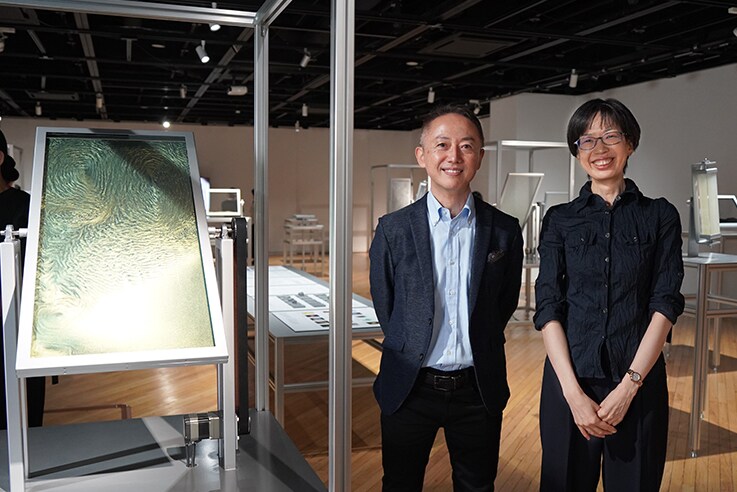 Hirohisa Yamazaki and Rie Mukai of Toyo Aluminum K.K. The artwork on the left uses Chromashine from Toyo Aluminum K.K.