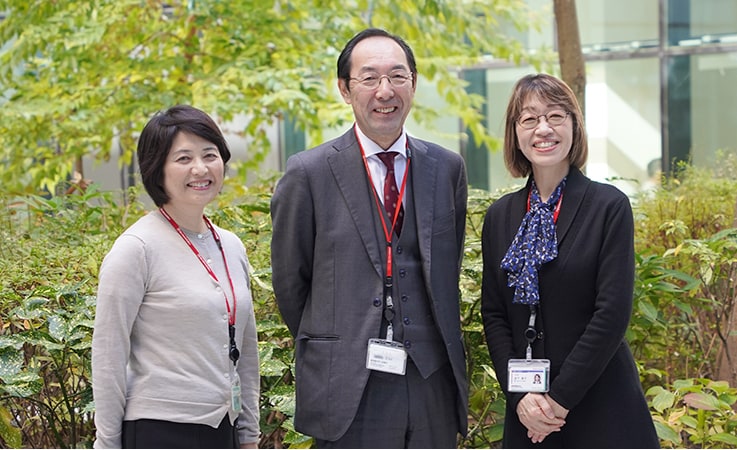 From the left: the office members, Tonami, Oku, and Morishita.