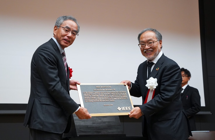 IEEE 2020 Chairman Toshio Fukuda, Professor Emeritus of Nagoya University, presents an IEEE Milestone plaque to Shimadzu Corporation President Yasunori Yamamoto